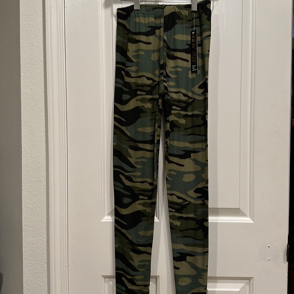NWT Camouflage Print Pants - Picture 5 of 6